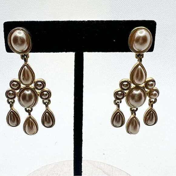 Amrita Singh pearlescent elegant chandelier dangle earrings on gold tone backing - Picture 6 of 9